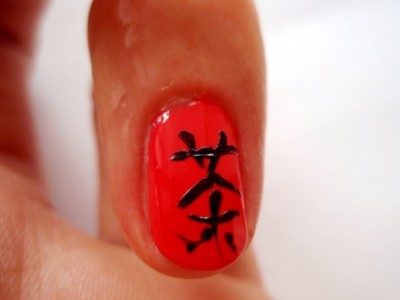 Китайские иероглифы на ногтях