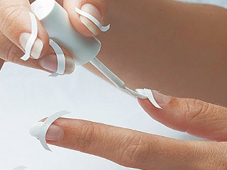 Кончики ногтей окрашиваются в белый цвет