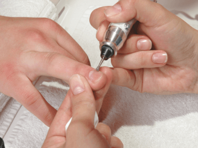 С помощью аппаратного маникюра можно обработать проблемные ногти
