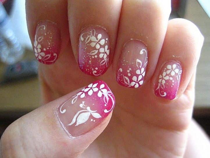 Нежный цветочный рисунок на ногтях иголкой