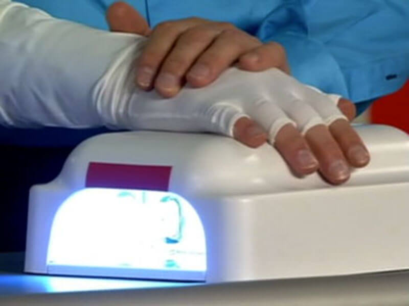 От ультрафиолетовых ламп для наращивания ногтей защитят перчатки