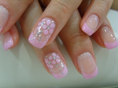 Нежный дизайн ногтей в розовых оттенках