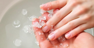 Handbad für strapazierte Hände und Nägel: Sanfte Rettung für beanspruchte Haut