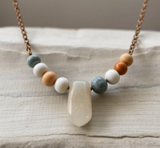 Бусы из натуральных камней: как выбрать, носить и сохранить красоту на долгие годы