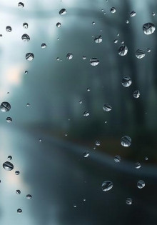 Дизайн с эффектом капель дождя: как вода стала одним из самых выразительных визуальных приемов