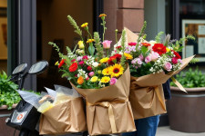 Доставка цветов: как она работает, чтобы эмоции пришли вовремя