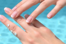 Водный маникюр: техника растяжек и рисунок, который выглядит сложнее, чем есть на самом деле