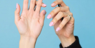 Domina el arte de pintarte las uñas con la mano no dominante: trucos, práctica y resultados profesionales