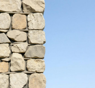 Бутовый камень: прочный герой простых стен и причудливых садов