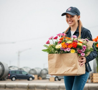 Служба доставки цветов: как это работает и как получить идеальный букет без лишних забот