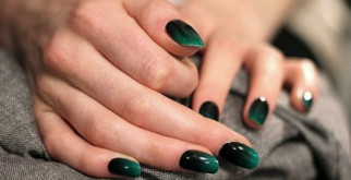 Маникюр под зеленое платье: сочетание цветовых оттенков, матовости и глянца