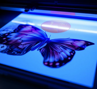UV DTF печать: инновационная технология создания переводных изображений на гладкие поверхности