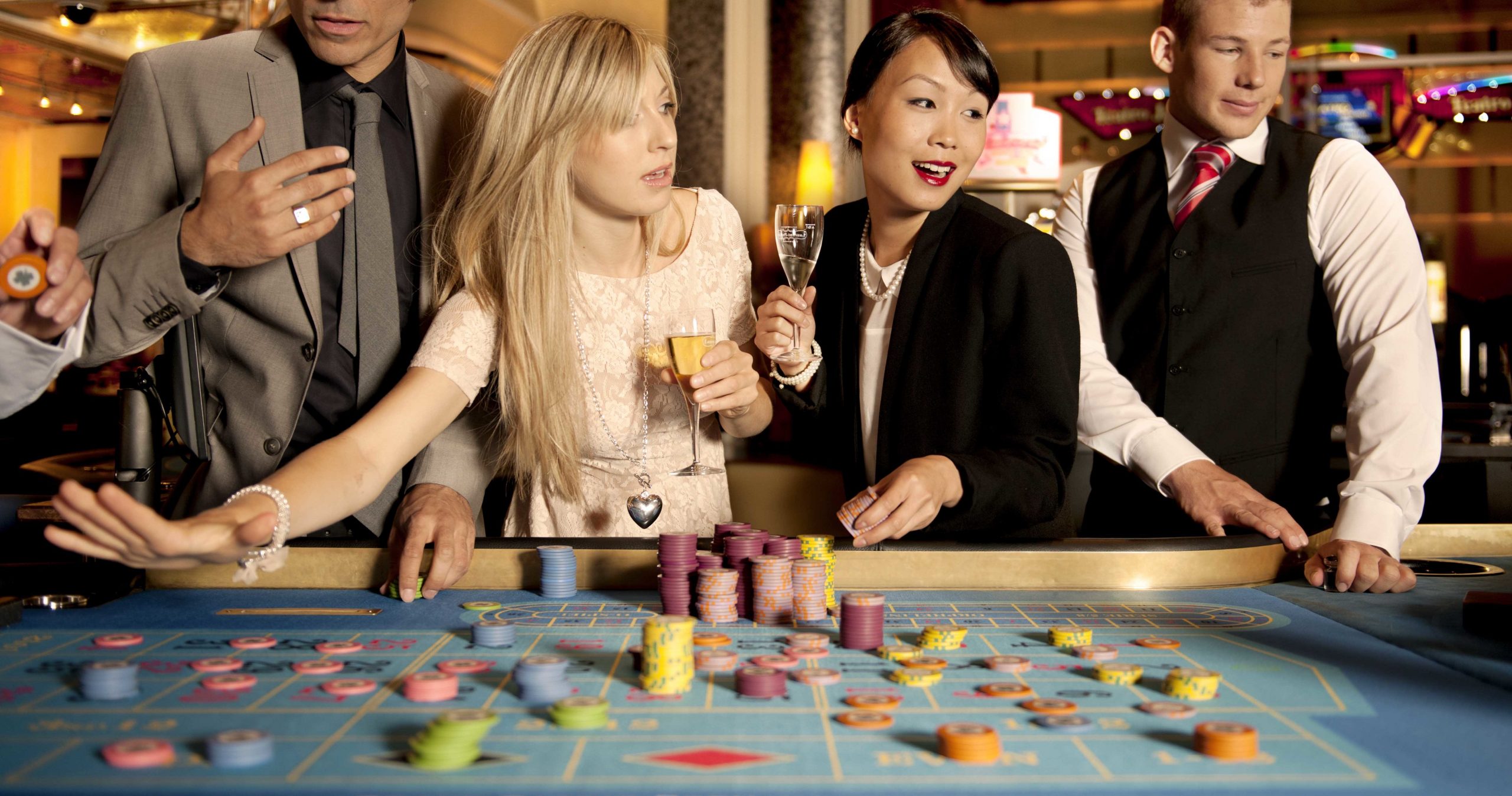 Успех в азартных играх. Девушки в казино. Выигрыш в казино.